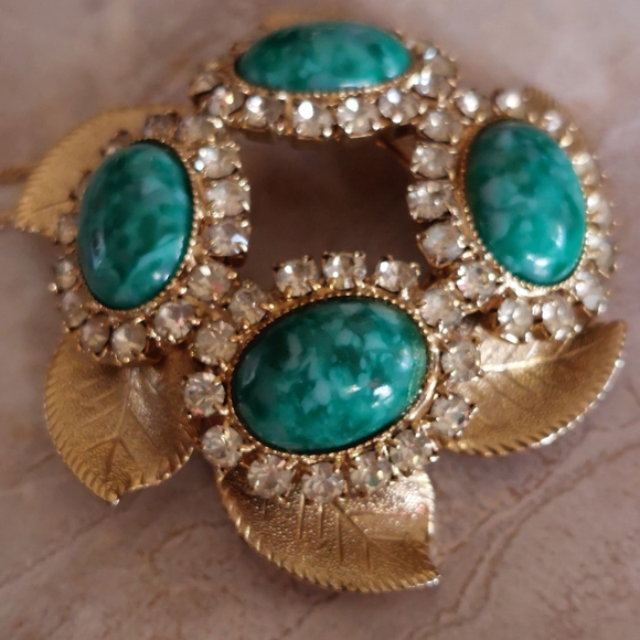 Green Peking glass cabochon vintage rhinestone goldtone pendant necklace. (WW) - Picture 3 of 8